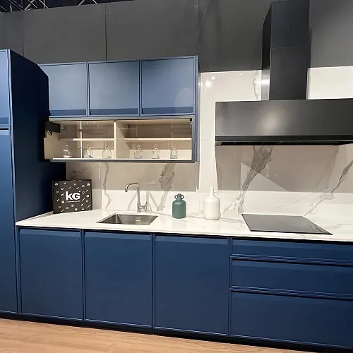 Tendencia en 2025: Cocina con colores en contraste. Azul y blanco.