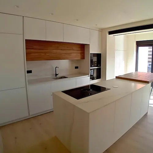 Cocina con isla y barra para apartamentos Cocina con isla y barra para apartamentos