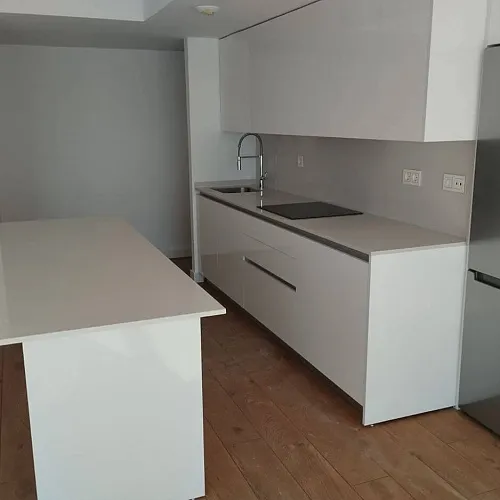 Cocina con isla para apartamentos pequeños Cocina con isla para apartamentos pequeños