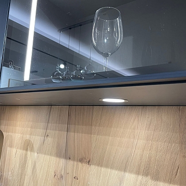 Foco LED en el techo de una cocina